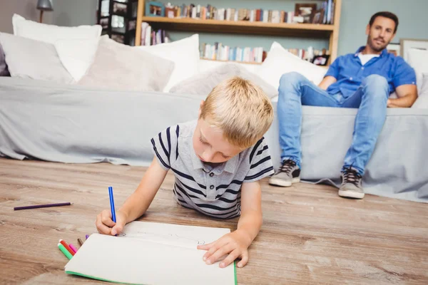 Menino desenho no livro — Fotografia de Stock