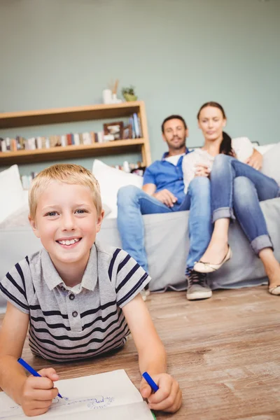 Gelukkige jongen puttend uit boek — Stockfoto