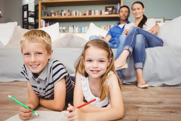 Bambini felici colorare sul libro — Foto Stock