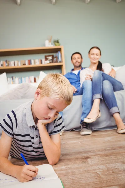 Jongen puttend uit boek — Stockfoto