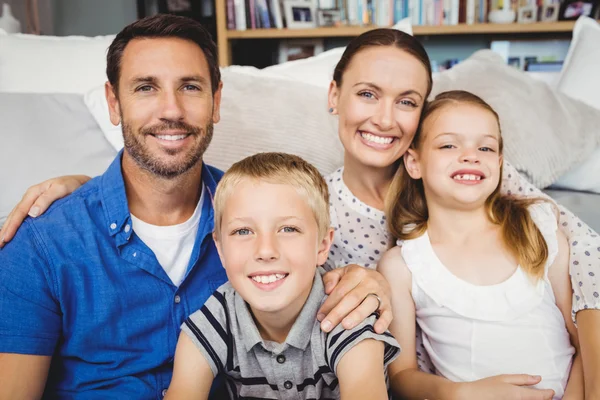 Gelukkige familie zitten bij Bank — Stockfoto