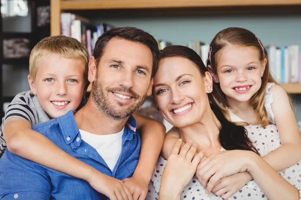 Família alegre sentada — Fotografia de Stock