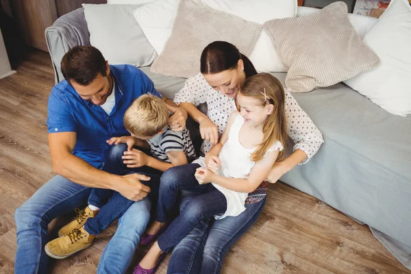 Familie zitten bij Bank — Stockfoto