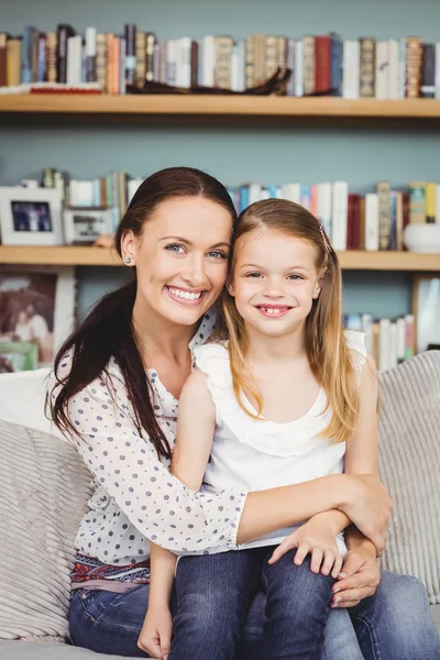 Mãe alegre sentada com a filha — Fotografia de Stock