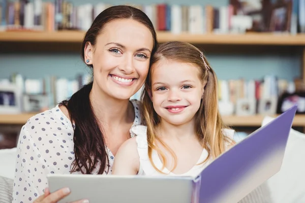 Madre e hija con libro — Foto de Stock