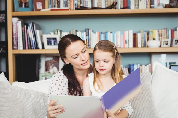 Moeder en dochter lezen — Stockfoto