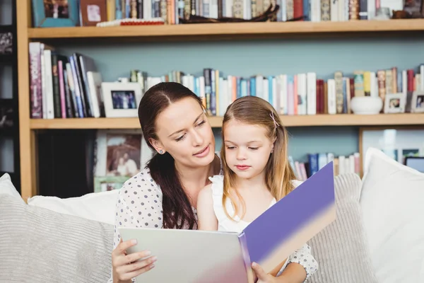 Madre e hija leyendo — Foto de Stock