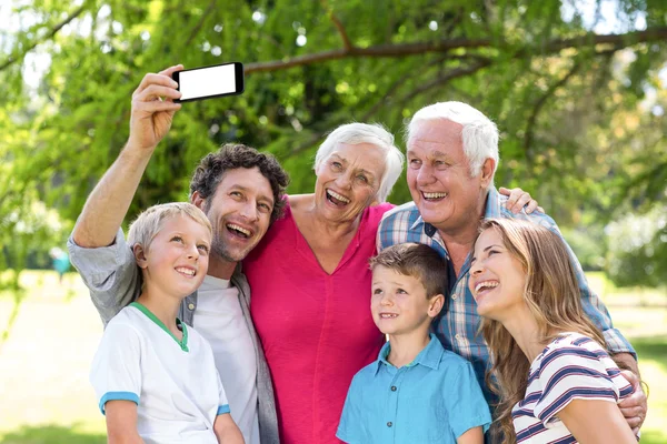 Famiglia sorridente che si fa selfie — Foto Stock