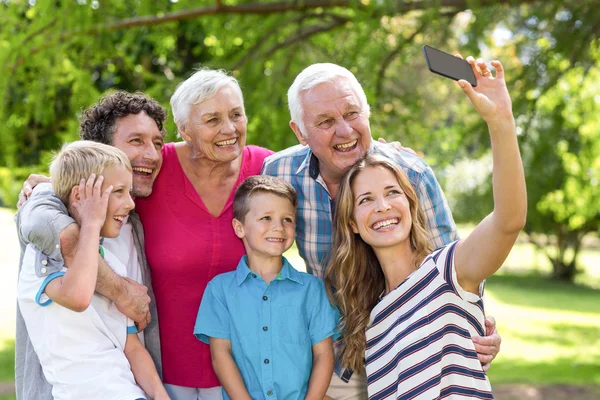 Familia sonriente tomando selfie — Foto de Stock