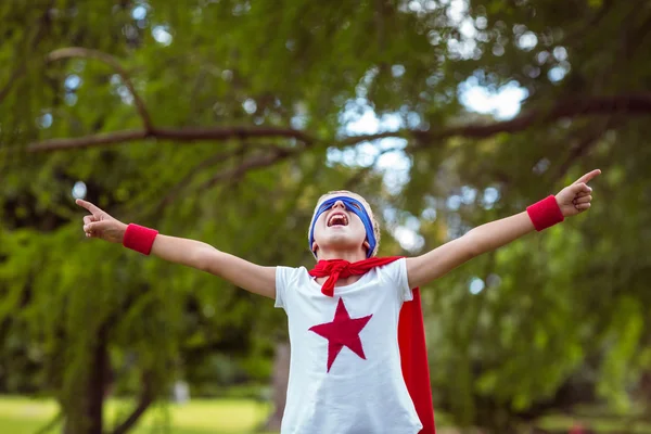 Kleine jongen verkleed als superman — Stockfoto