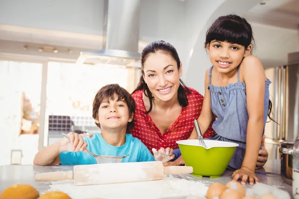 女性と子供の食糧を準備すると ストックフォト