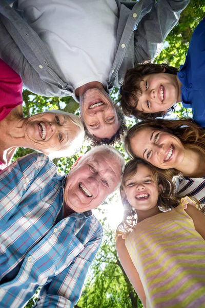 Familj med huvudet i en cirkel — Stockfoto