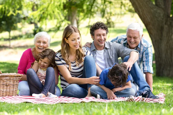 Улыбающаяся семья устраивает пикник — стоковое фото