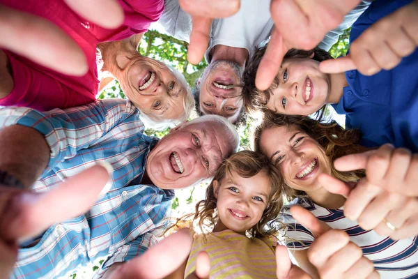 Família sorrindo de pé em um círculo — Fotografia de Stock