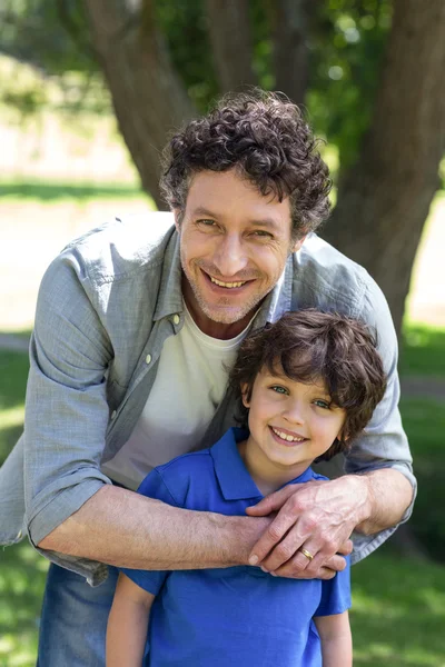 Pai e filho posando — Fotografia de Stock