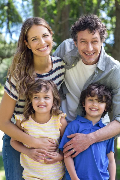 Lachende familie staande — Stockfoto