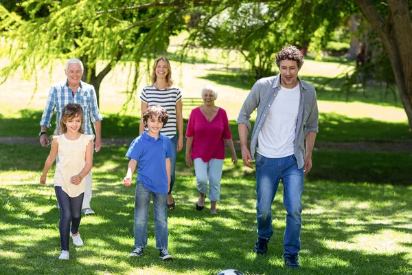 Leende familjen promenader — Stockfoto