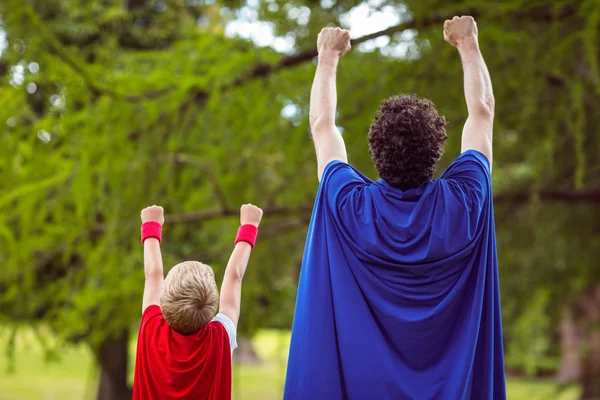 Pai e filho vestidos de super-homem — Fotografia de Stock