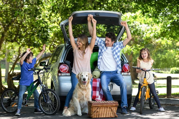 Familia sonriente con los brazos arriba — Foto de Stock