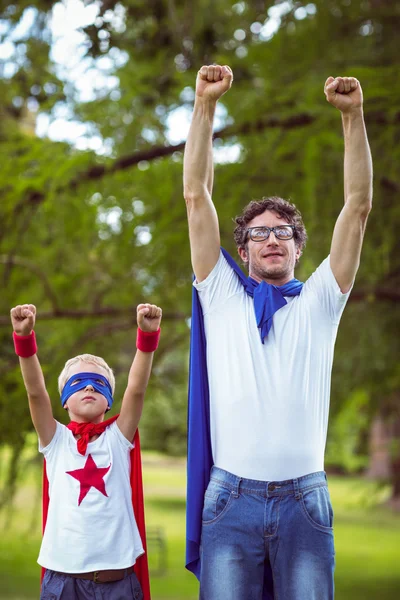 父亲和儿子扮成超人 — 图库照片