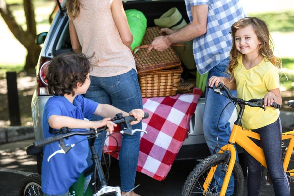 Frères et sœurs avec leurs vélos — Photo