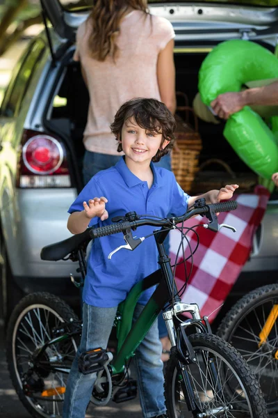 Sorrindo menino com sua bicicleta — Fotografia de Stock