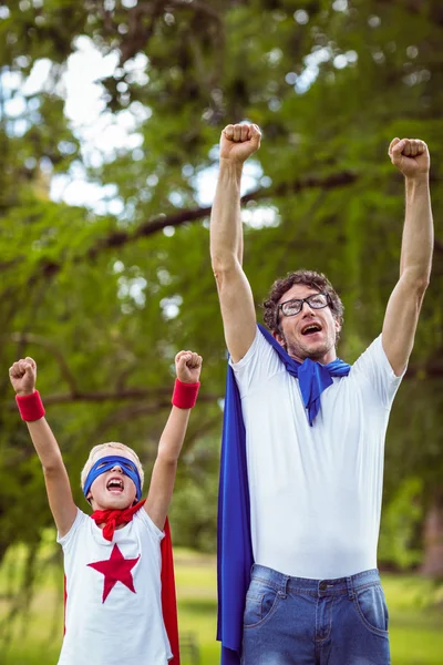 Ayah dan anak berpakaian seperti superman — Stok Foto