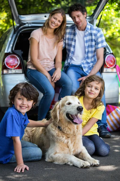 Gyermekek, amelyet a kutyák prém — Stock Fotó
