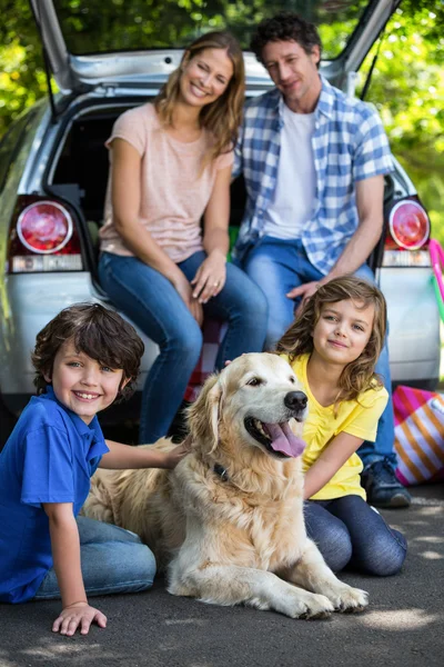 犬の毛を ruffling 子供 — ストック写真