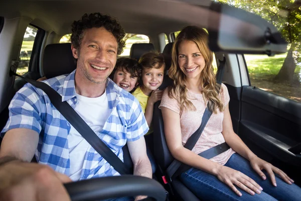 Smiling family sitting in the car — Stock Photo, Image