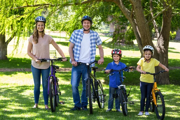 Famille souriante avec leurs vélos — Photo