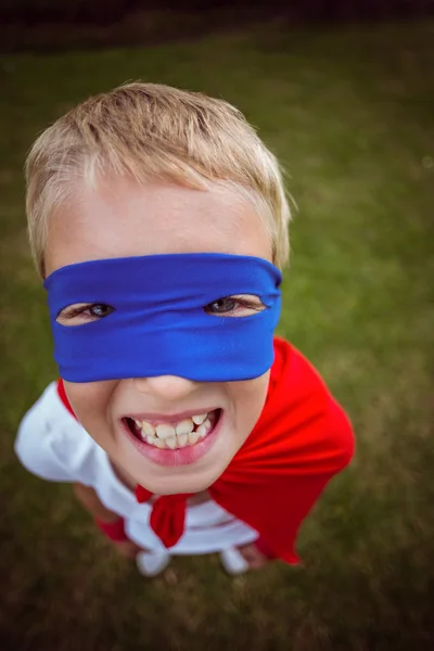 Kleiner Junge als Übermensch verkleidet — Stockfoto