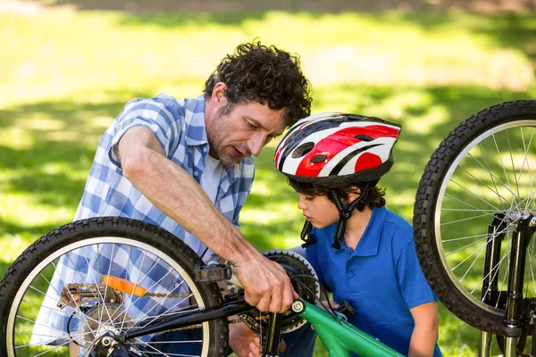 Vater und Sohn reparieren das Fahrrad — Stockfoto