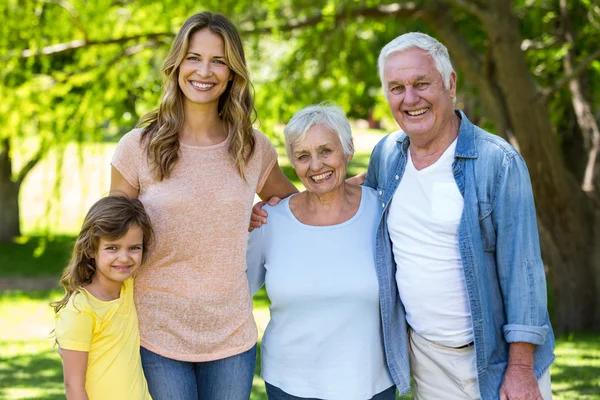 Lachende familie staande — Stockfoto