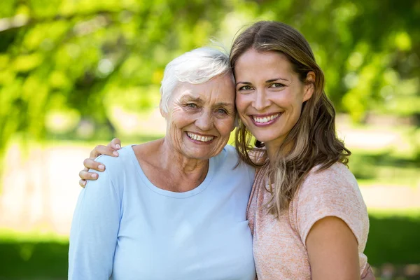 Familia de pie y sonriente — Foto de Stock