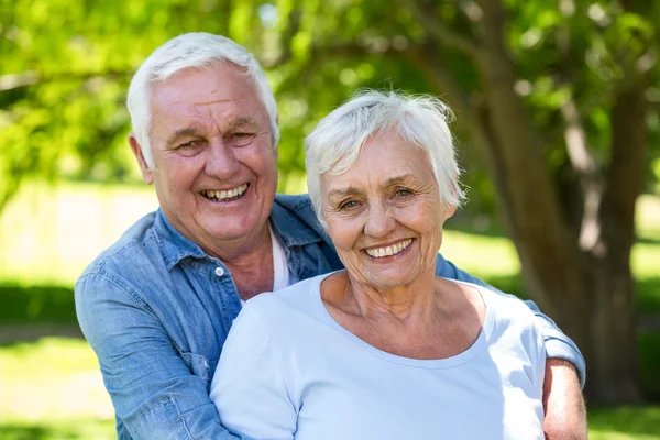 Seniorenpaar lächelt zusammen — Stockfoto