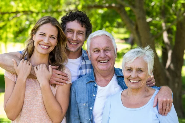 Glimlachend familie knuffelen — Stockfoto