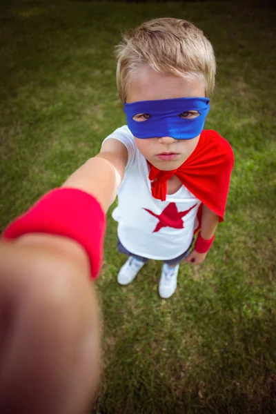 Kleine jongen verkleed als superman — Stockfoto