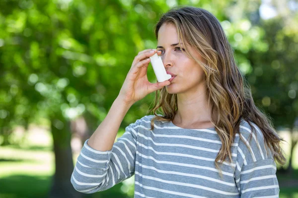 Vrouw met behulp van astma-inhalator — Stockfoto