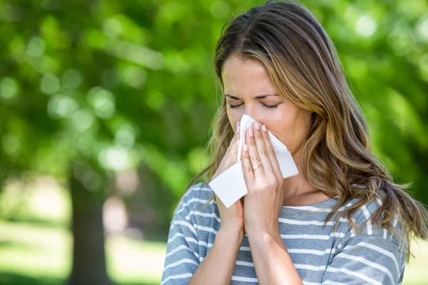 Vrouw met behulp van een tissue — Stockfoto