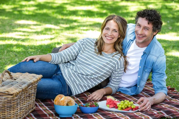 Paar die picknicken — Stockfoto