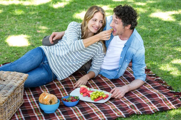 Пара устраивает пикник — стоковое фото