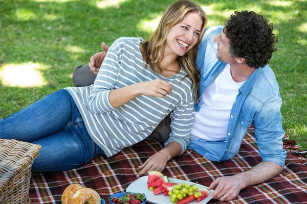 ピクニックをしてるカップル — ストック写真