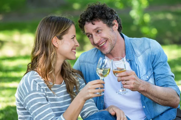 Paar witte wijn drinken — Stockfoto