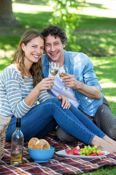 Pareja haciendo un picnic con vino — Foto de Stock