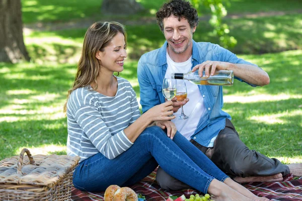 Pareja haciendo un picnic con vino —  Fotos de Stock