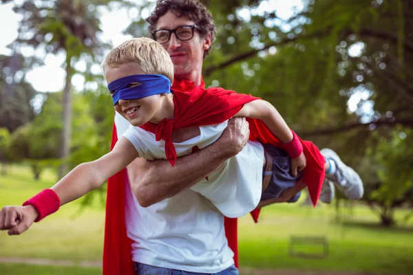 Vader en zoon verkleed als superman — Stockfoto