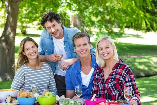 Amigos haciendo un picnic con vino —  Fotos de Stock