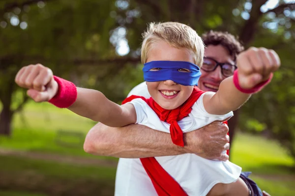 Padre e figlio vestiti da superuomo — Foto Stock