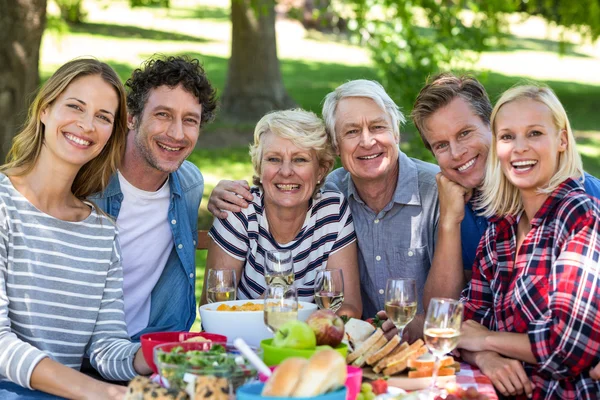 Vrienden hebben een picknick — Stockfoto